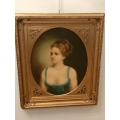 Portrét dámy s perlovým nahrdelníkom